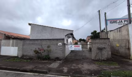 Casa com dois dormitórios e área livre de terreno