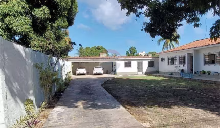 Casa com dois lotes conjugados