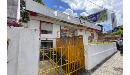 Alugo Casa Comercial 232m² com 10 salas em Casa Amarela(ponto comercial)