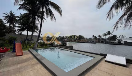 Casa contemporânea com 1500 m² de terreno em canal navegável em Cabo Frio - RJ.