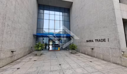 EXCELENTE SALA COMERCIAL NO BARRA TRADE I