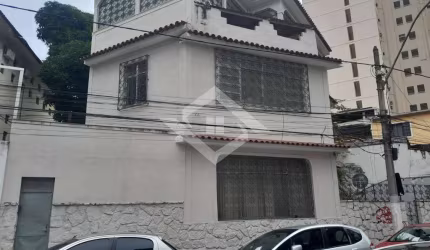 Casarão de 3 Andares: Venda ou Locação; Amplo, Funcional e Bem Localizado