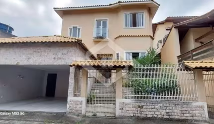 Casa Duplex Maravilhosa em Condomínio Fechado – 329m², 3 Suítes