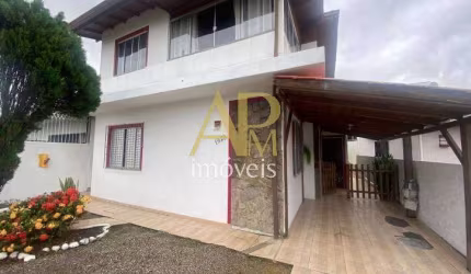 Casa à Venda com 05 dormitórios sendo 03 suítes em São José.