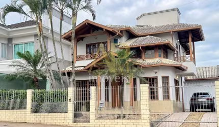Casa à venda no Pedra Branca: 04 dormitórios (2 suítes) e 223m² - Palhoça