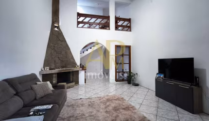Casa à venda: 3 dormitórios, lareira e piscina na Praia João Rosa, Biguaçu