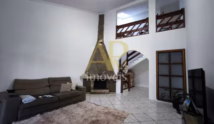Casa à venda: 3 dormitórios, lareira e piscina na Praia João Rosa/ Biguaçu