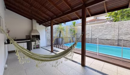 Casa à venda com 4 dorm (1 suíte), piscina e financia - Centro, Palhoça