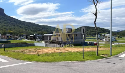 Excelente terreno imponente e amplo de esquina no Reserva da Pedra/ Palhoça