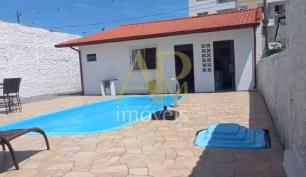 Casa à venda com piscina, edícula e sozinha no terreno na Barra do Aririu