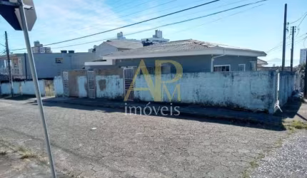 Casa à venda com 4 Kitnets em Barreiros/São José, próximo a Estácio de Sá
