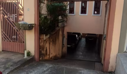 Ótima Casa com sacada nos quartos e 5 vagas cobertas.