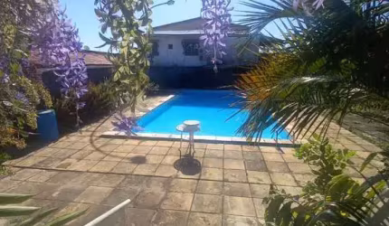 Casa solta em rua pública no centro de Lauro de Freitas com 3 quartos e 1 suíte com piscina privativa para venda na rua Waldemar do Espirito Santo