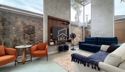 Linda Casa Térrea em Condomínio com 373m² de Terreno