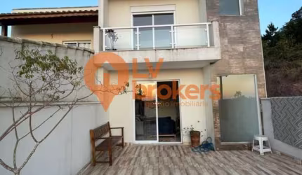 Casa em Condomínio de Luxo com 3 Suítes no Jardim Rubi - Mogi das Cruzes-SP: 160m², 2 Salas, 5 Banheiros e 2 Vagas. Venha Conferir!