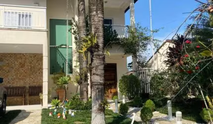 Luxuosa Casa de Condomínio à Venda em Bertioga-SP: 5 Quartos, 5 Suítes, 3 Salas, 4 Vagas, 320m² no Centro.