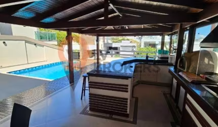 Sobrado estilo colonial, com acabamento premium com suítes, Sala de lareira, suite ampla no terreo, espaço gourmet integrado a piscina - ARUA BRISAS