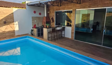 LINDA CASA COM PISCINA E CHURRASQUEIRA