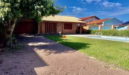 Casa com piscina na Zona Nova