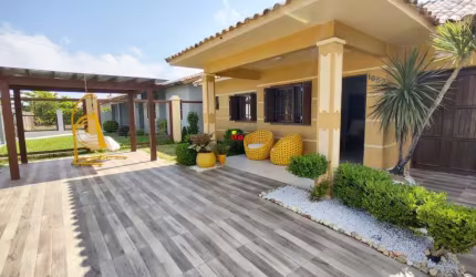 Bela casa com piscina, no Centro de Imbé!