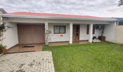 Casa 03 dormitórios ao lado de avenida principal e próxima do mar!