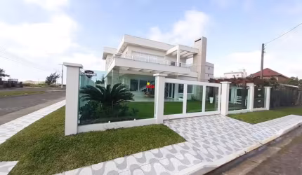 Casa com 4 dormitórios, próxima ao mar