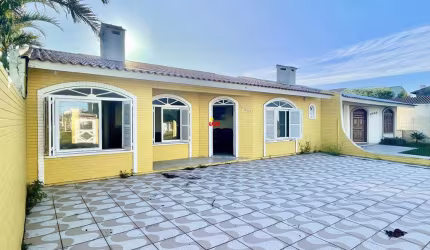 Casa em ótima localização em Tramandaí com 5 suítes e 2 terrenos