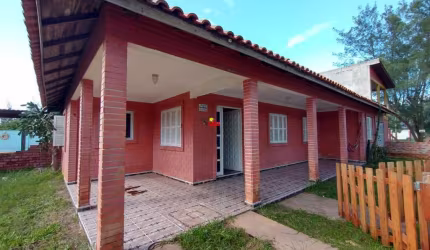 Ótima casa de esquina, a poucos metros do mar !