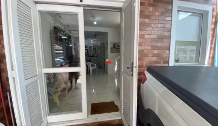 Excelente geminado duplex na Zona Nova