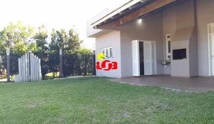 Casa Geminada  TOP !! com móveis spb medida e à apenas 270 m do mar