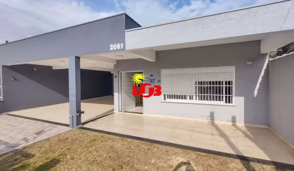 Casa 04 dormitórios no centro de Mariluz há 50 metros do mar!