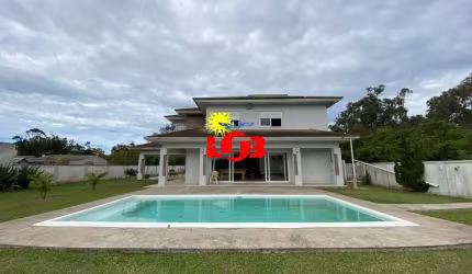 Casa com barranca para o Rio Camarão!