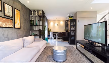 Sobrado Triplex de 158m² com 3 Quartos, Suíte, 2 Vagas, Quintal e Terraço no Residencial Face Norte, Bairro Tingui