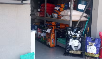 LINDA CASA COM ESPAÇO COMERCIAL