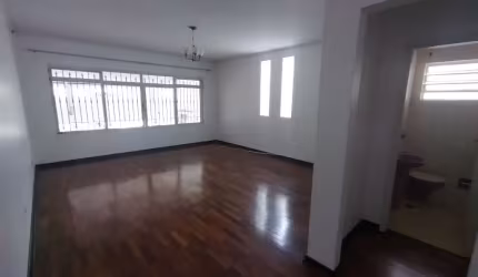 Venha conhecer este amplo sobrado com ótimo acabamento e repleto de armários!