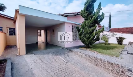 Casa para Locação em Pindamonhangaba, Quadra Coberta, 3 dormitórios, 1 banheiro, 2 vagas