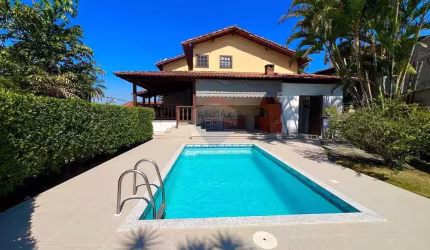 Linda casa  duplex c/ 4 qts, 1 suíte master com  hidro - espaço gourmet com Churrasqueira, sauna e piscina em um belo condomínio fechado.