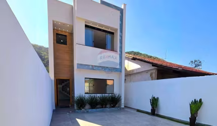 Casa Nova e Moderna em Piratininga – 4 Quartos, Pé Direito Duplo e Localização Imbatível!