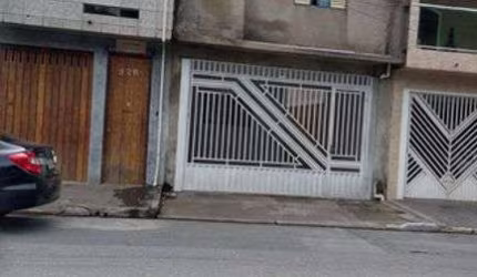 CASA ASSOBRADADA, PARA RENDA Á VENDA COM 190 METROS QUADRADOS COM 5 QUARTOS.