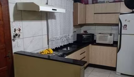 Casa com 4 Quartos e 3 banheiros à Venda, 220 m² por R$ 650.000 com duas moradias.