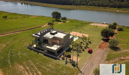Linda casa na represa de Avare - SP