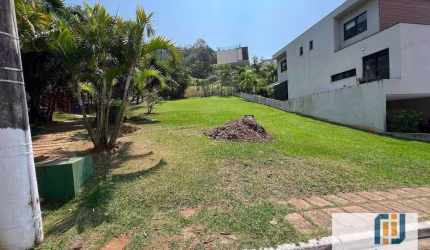Lote com projeto aprovado, leve aclive e excelente localização no Alpha Sitio