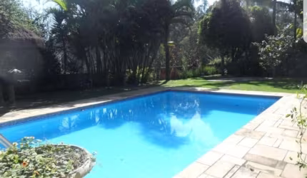 Casa com terreno amplo no Alphaville Residencial 1