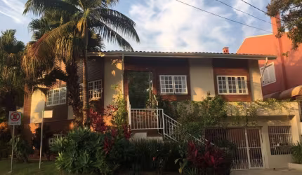 Casa linda de esquina à venda no Alphaville 3 - reformada
