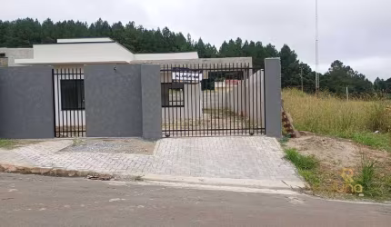 Casa com 3Q, 2Suítes, 2 Vagas e amplo quintal próx. Hosp. Angelina Caron