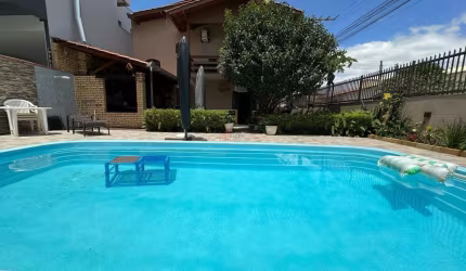 COM PISCINA, A VENDA CASA ESPACOSA NO CENTRO DE CAMBORIU SC