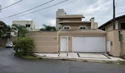 ALUGA- SE ANUAL CASA COM PISCINA E VISTA MAR EM BALNEÁRIO CAMBORIÚ/SC