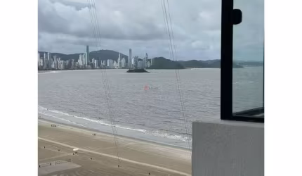 VENDE-SE APARTAMENTO FRENTE MAR LATERAL EM BALNEÁRIO CAMBORIÚ/SC