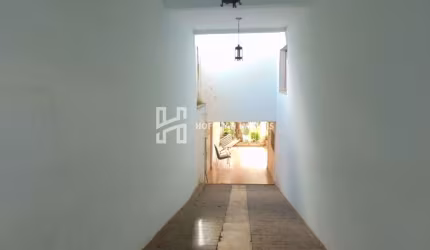 OPORTUNIDADE DE SOBRADO COM ÓTIMA LOCALIZAÇÃO!