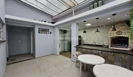 Sobrado a venda com 3 dormitórios sendo 2 suítes com área gourmet e 2 vagas a venda no Cerâmica - SC